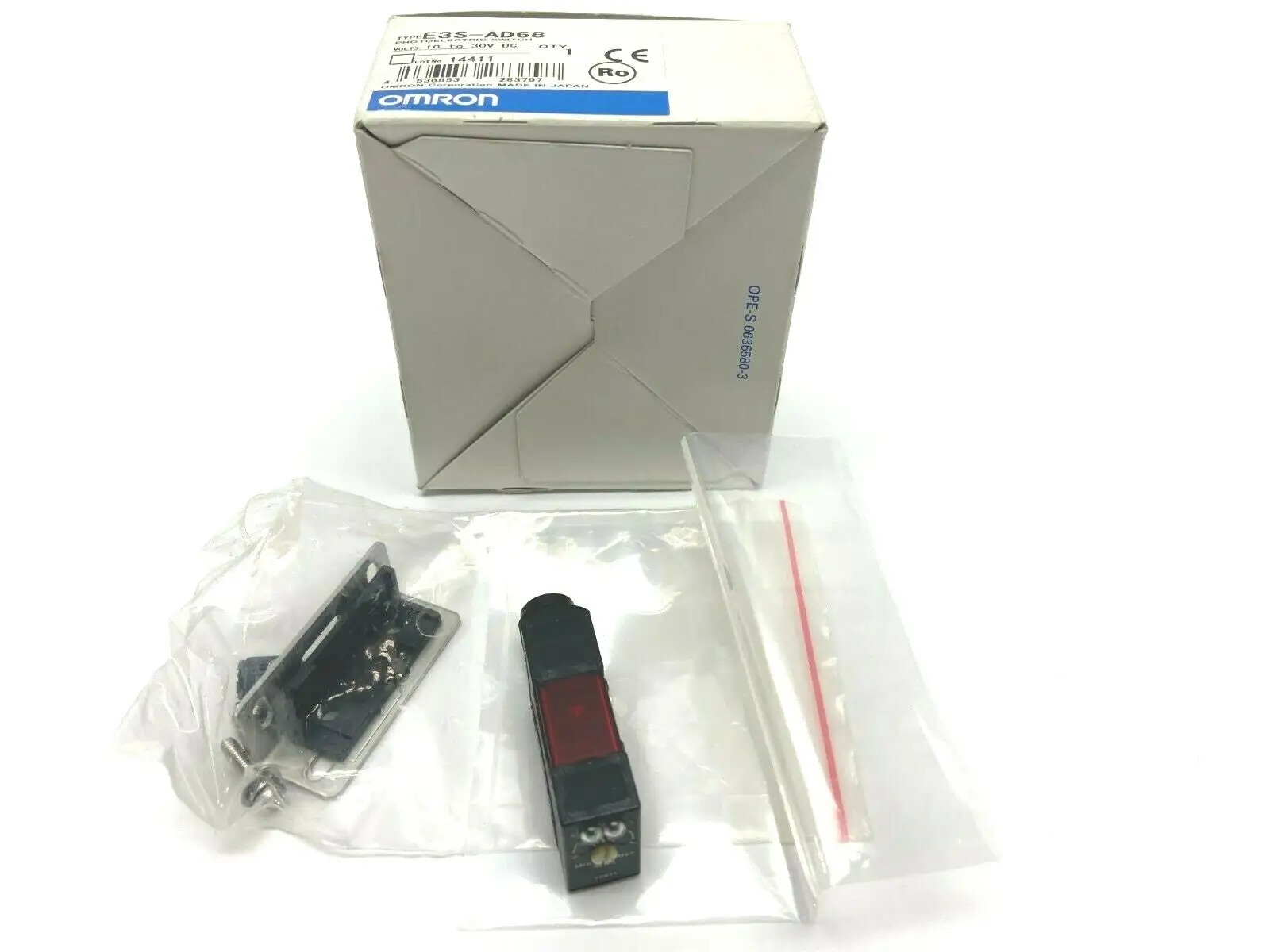 E3S-AD68 | Omron  Diffuse Photoelectric Vertical Sensor On Connector 100mm NPN - New Other