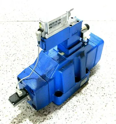 NEW BOSCH REXROTH 4WRLE32W5-600SJ-3XG24EK0/A1WX02M-745 CONTROL VALVE 0811404503