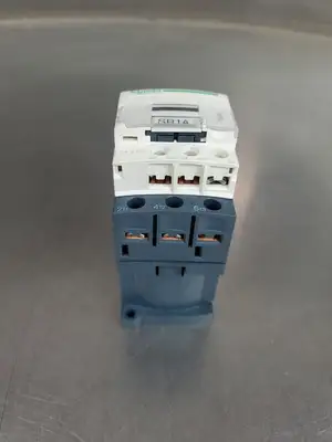Schneider Electric LC1D12BD AC Contactor, 10HP, 24VDC. 4E-38