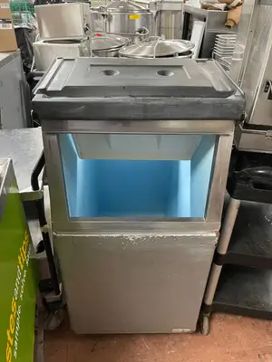 Used Hoshizaki Used Hoshizaki B-300PF 22" Ice Storage Bin with Galvanized Steel Finish 300lb Restaurant Storage Containers Illinois US | Falcon Restaurant Supply #1375749