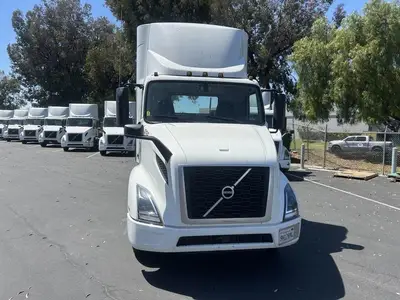 USED 2022 VOLVO VNR42T300