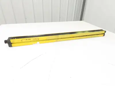 Allen Bradley 440L-T4D0750-N Guardmaster Light Curtain Transmitter *Cracked*