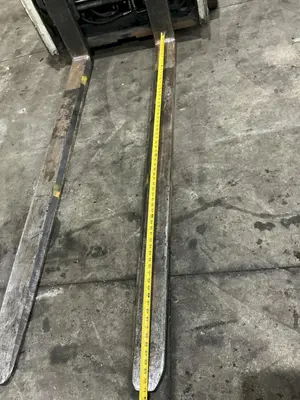 5,400 LBS YALE FORKLIFT W/ 181" LIFT HEIGHT AND 6' FORKS W/ AUTO ADJUST: YOBRO #25131