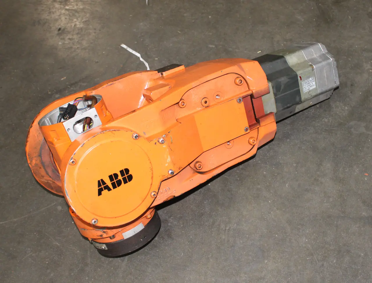 USED ABB  W/ SIEMENS IRB6400 M98 & 1FK6083-6AZ21-9ZZ9-2S03