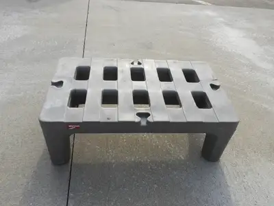 Used Metro Used METRO Dunnage Rack 12 in x 22 in x 36 in, Polymer, 1,500lb Load Capacity Racks/Shelving Illinois US | Falcon Restaurant Supply #1376598