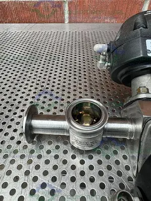 USED 2 ITT PURE FLO ADVANTAGE 4 - WAY DIAPHRAGM VALVE W/ 1" SANITARY FITTING