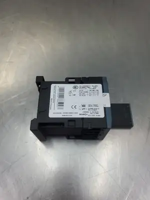 SIEMENS 3RT20171BB42 Contactor w/3RT29161CB00 Auxiliary Contact. 4E4