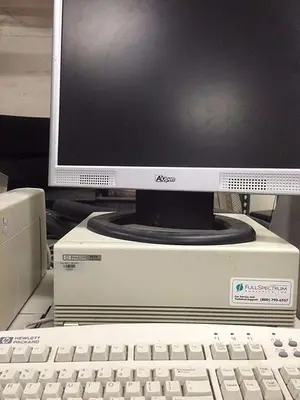 HEWLETT PACKARD 5890 SERIES II PLUS GAS CHROMATOGRAPH