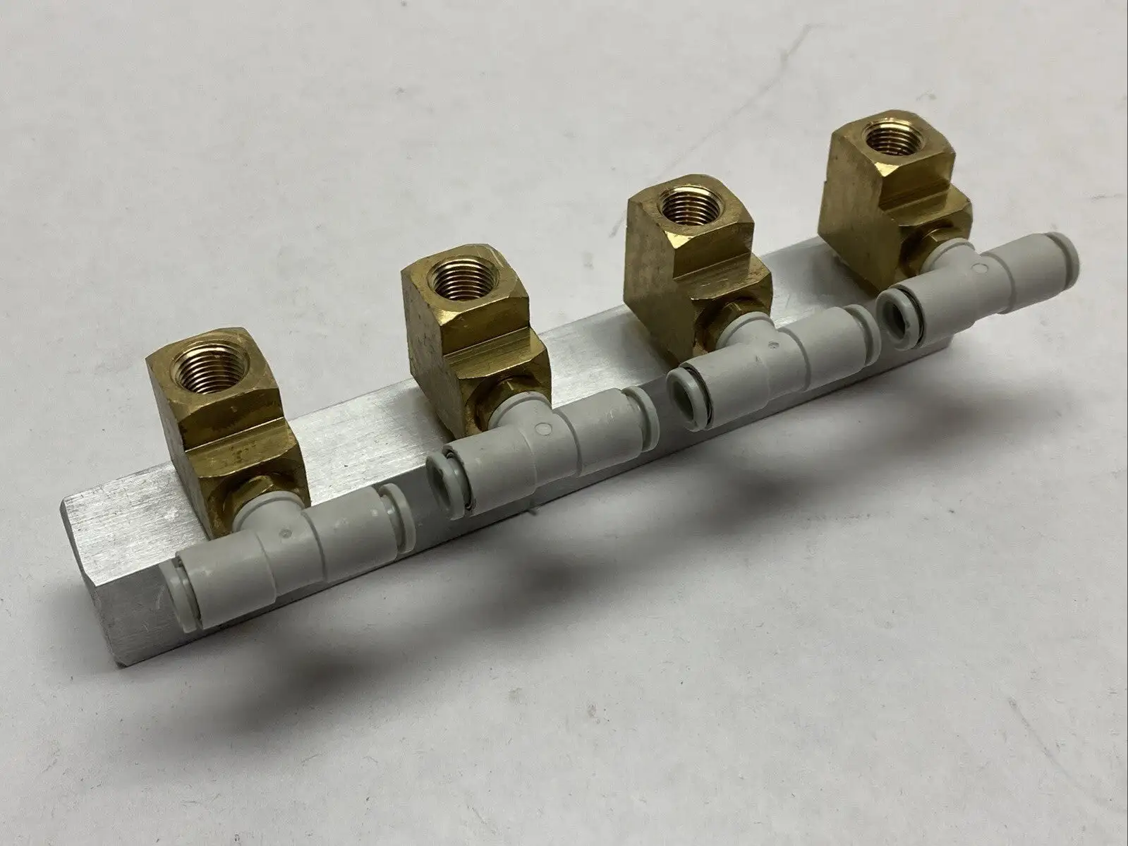 Pneumatic Manifold 4-Port w/ 6mm OD Tube Fittings - Used