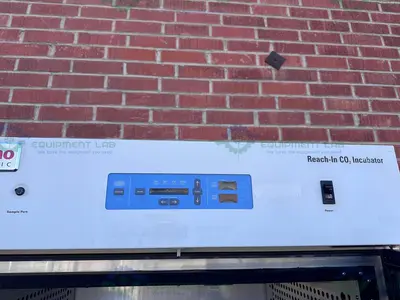 USED THERMO SCIENTIFIC 3950 CO2 INCUBATOR TEMP RANGE  29 CUFT, 60C°, 120V