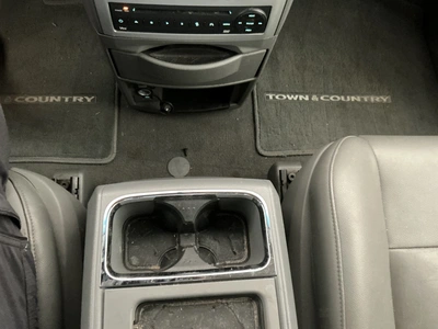USED 2009 CHRYSLER TOWN AND COUNTRY