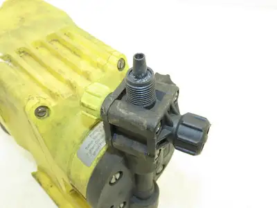 LMI Milton Roy A153-392SI Chemical Metering Dosing Pump 3.8 LPH 230V