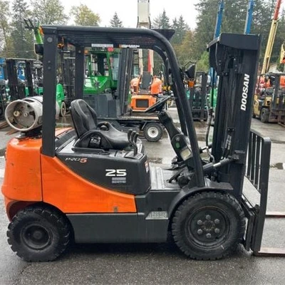 Used 2017 DOOSAN G25E-5 Internal Combustion Forklifts: Pneumatic Tire British Columbia CA | Leavitt Machinery #1561746