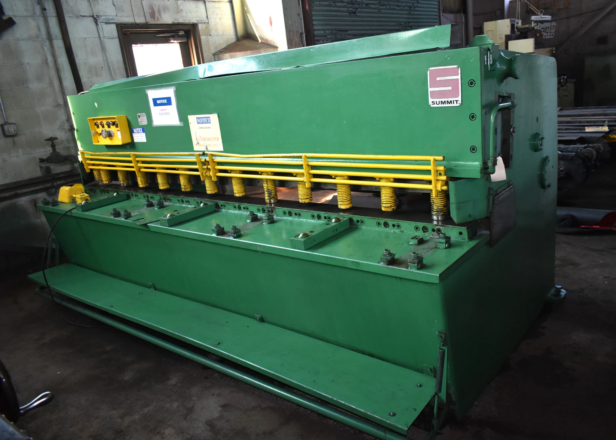 10' x 1/4" SUMMIT "10 x 1/4" DEEP-GAP HYDRAULIC POWER SQUARING SHEAR w/12” THROAT - SWING-UP FRONT OPERATED POWER BACK GAUGE - SQUARING ARM - (3) FRONT SUPPORTS