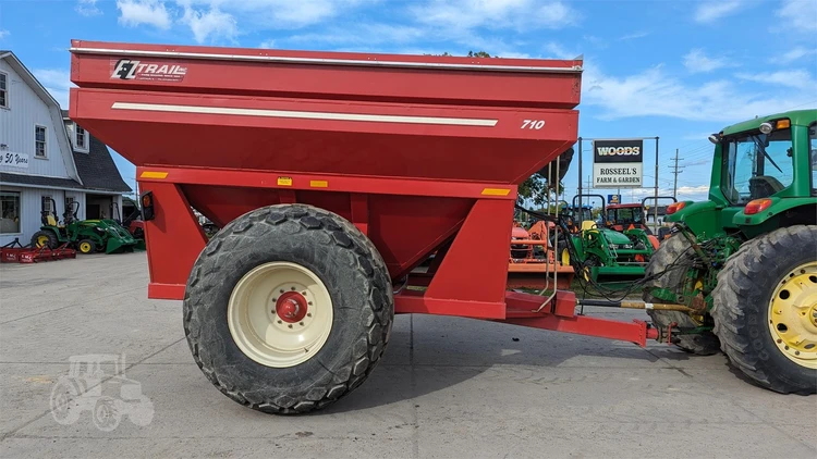 Used E-Z TRAIL 710 Grain Carts | Rosseel's Equipment Inc #720521