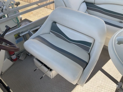 USED 2004 BENNINGTON 2280 RL