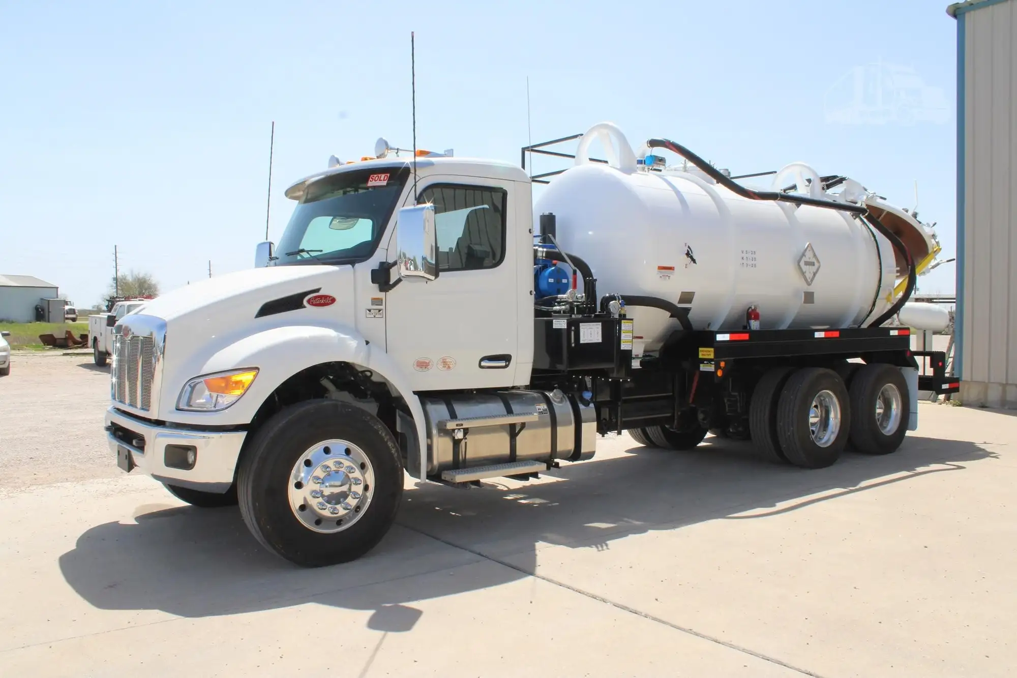 New | in-Stock 2027 PETERBILT 548 Vacuum Truck Texas US | Roll Off Truck World #1492027