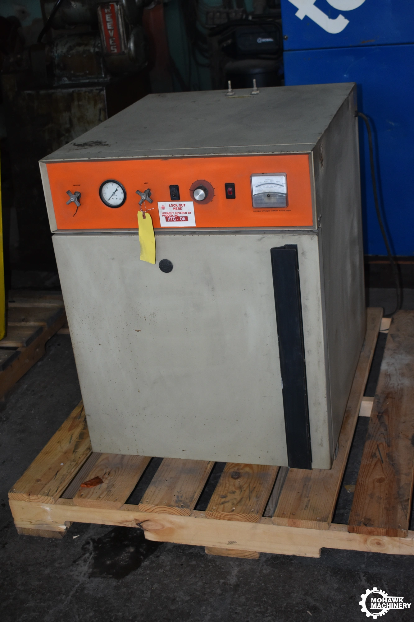 200-DEGREE-C NAPCO (NATIONAL APPLIANCE CO) “5861-B” VACUUM FURNACE - 4.5 CU FT CHAMBER (18” X 24” X 18”) - STAINLESS STEEL INTERIOR