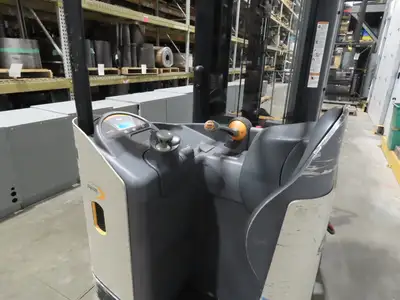 Crown Narrow Aisle Reach Truck Forklift Stand On 36V 3500lbs 5746.2h 25' Lift
