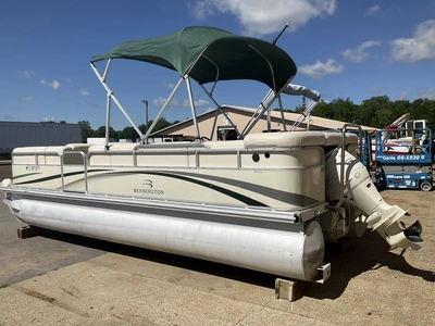 USED 2004 BENNINGTON 2280 RL
