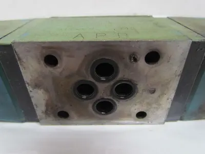 Vickers DG4V-3-2C-VM-U-H7-30 Directional Solenoid Valve 24VDC CETOP 3