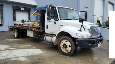 2013 International 4300 flat deck truck w/ Air Brakes