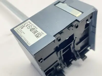USED SIEMENS DOOR MOUNTED ROTARY OPERATOR DAMAGED CASE