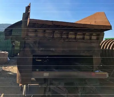 - Mobile screening plant (screen, conveyor belt, vibrating chute) with trailer