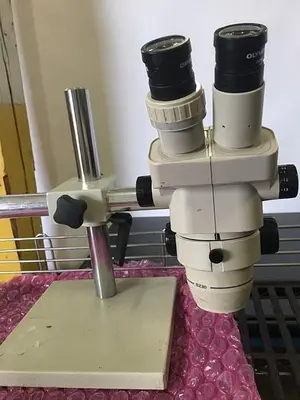 Olympus SZ30 Stereo Zoom Microscope, SZ-STB1 E-Arm on Boom Stand & 2 eyepieces!