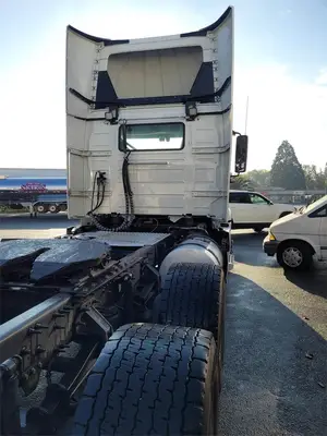 USED 2020 VOLVO VNR64T300