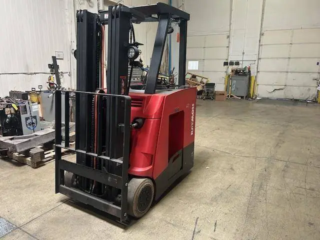 Used RAYMOND 415C35TT 3-Wheel Stand up Electric Counterbalance Forklifts Illinois US | Somerset Equipment Sales #1546189