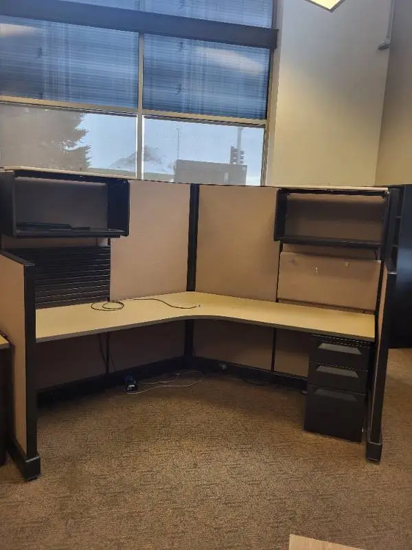 Herman Miller 3-Person Workstation Cubicle 120-Degree Layout with Acoustic Panels & Roll-Top Desk Wall Unit