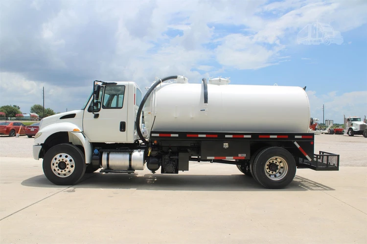 Used 2017 INTERNATIONAL DURASTAR 4300 Vacuum Truck Texas US | Roll Off Truck World #1491746