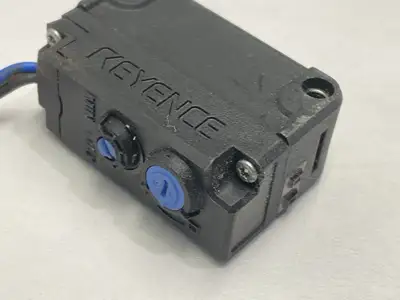 USED KEYENCE PHOTOELECTRIC SQUARE RETRO-REFLECTIVE SENSOR M12 CONNECTOR TYPE