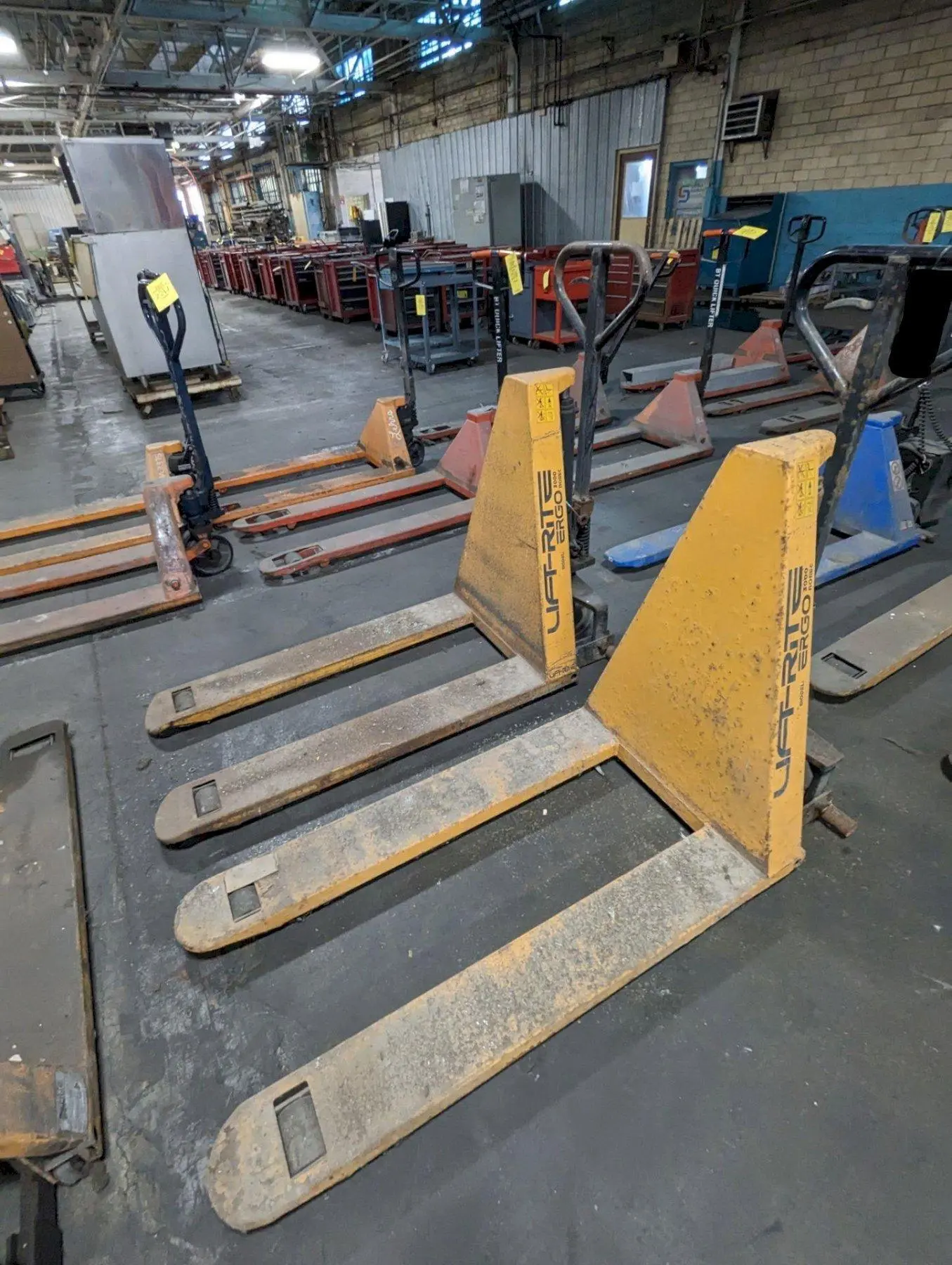 3000 LB CAPACITY LIFT RITE ELECTRIC PALLET JACK. STOCK # 0640423.