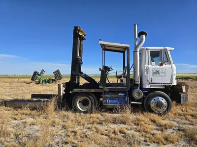 International Truck w/ Hay Squeeze