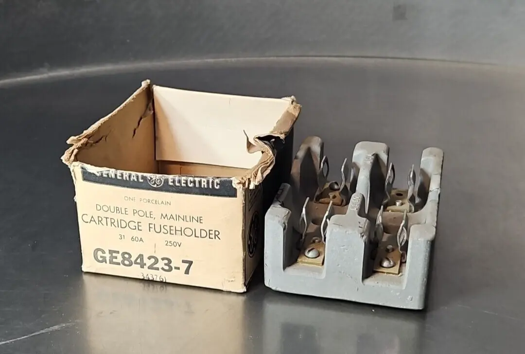 General Eletric 8423-7 Catridge Fuseholder double pole mainline. Loc4A4