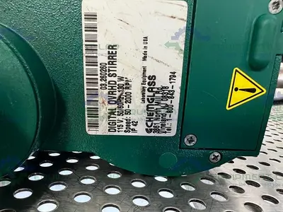 USED CHEMGLASS UNKNOWN MODEL DIGITAL OVERHEAD HOMAGINIZER  / STIRRER 2000 RPM