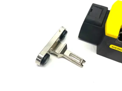USED SIEMENS SAFETY POSITION SWITCH, MAGNETIC INTERLOCK W/ KEY