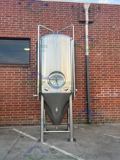 Used LMC 3180 LITER STAINLESS STEEL JACKETED FERMENTATION TANK Jacketed Tanks | Equipment Lab #486223