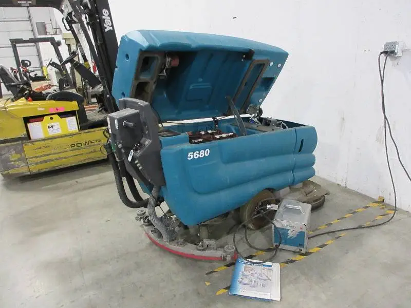 TENNANT 5680 FLOOR SCRUBBER