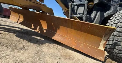 USED 2011 CATERPILLAR 140m2 AWD