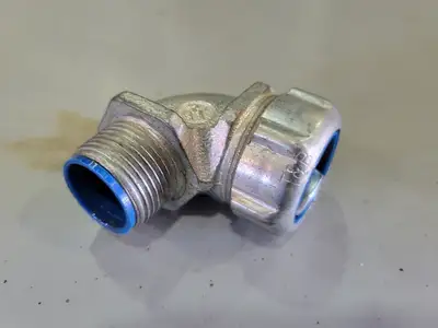 90 Degree 7/8" Conduit and Cable Connector
