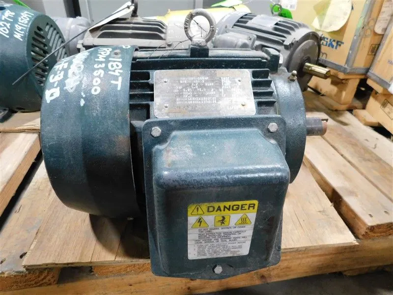 Toshiba 0052XDSB41A-P Motor 5 HP 3.7kW 3500 RPM 5200 Max. RPM 460V 5.8A Used