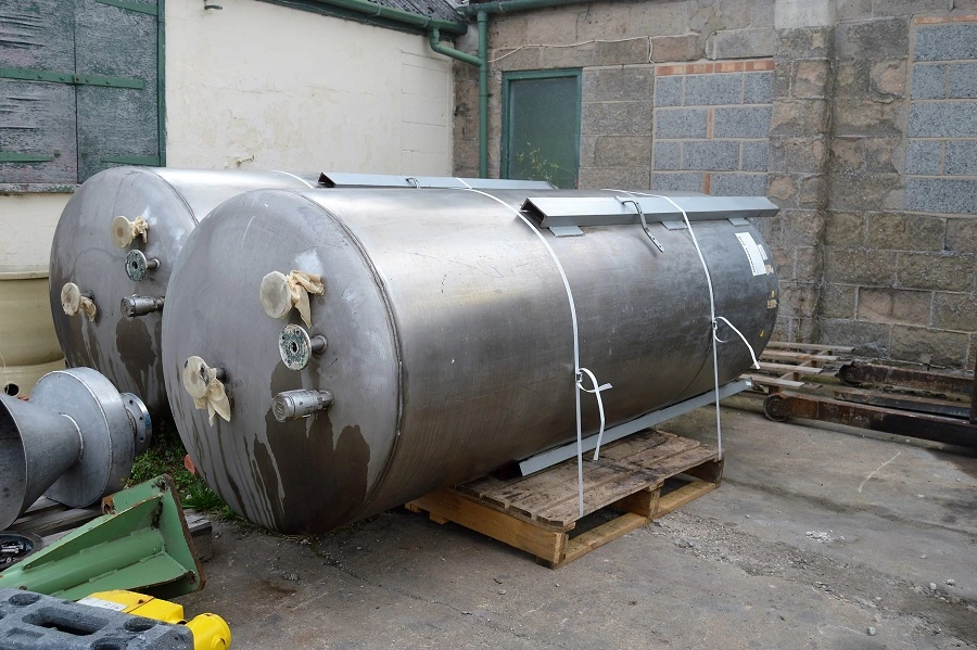 2,000L S/S Vertical Enclosed Tank