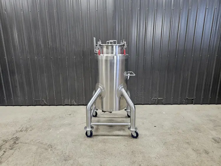 Used LEE INDUSTRIES 55 DP Stainless Steel Tanks Quebec CA | Carter-Wilson Equipment Services #450997