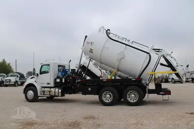 New | in-Stock 2027 PETERBILT 548 Vacuum Truck Texas US | Roll Off Truck World #1492009