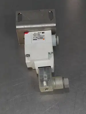 SMC VQ21A1 Solenoid Valve Loc5E5/3