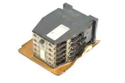 NEW SIEMENS 3TH83 CONTACTOR
