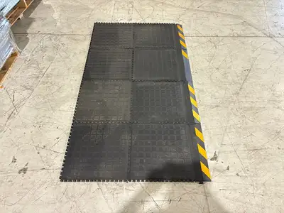 USED 2ND SHIFT LOT OF 400 FLOOR TILES, COMBINATION OF CENTERS AND EDGE PIECES.